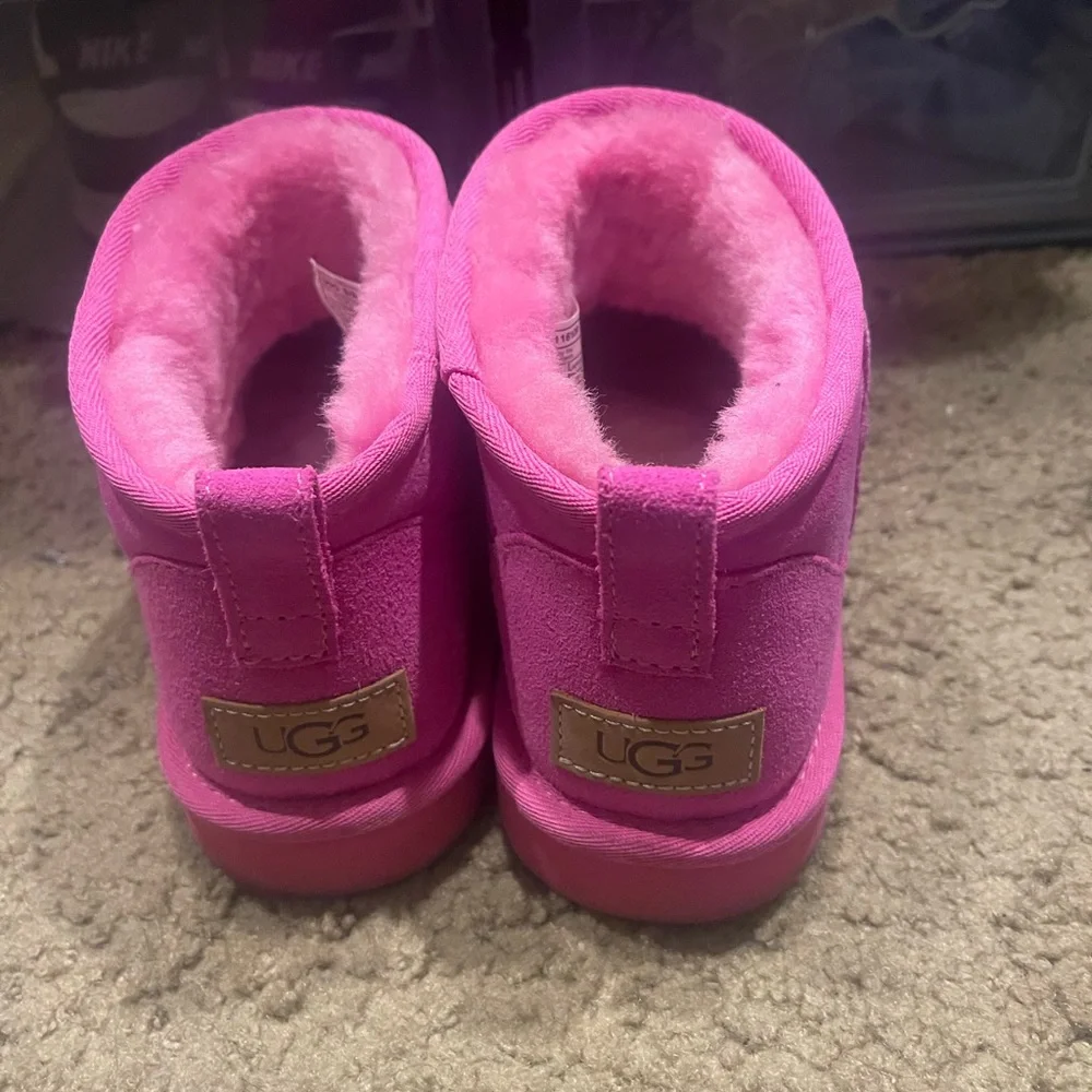 Pink uggs - Picture 3 of 3